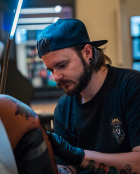 Kenny van hannon tattoo studio marketing klant van socialbeards